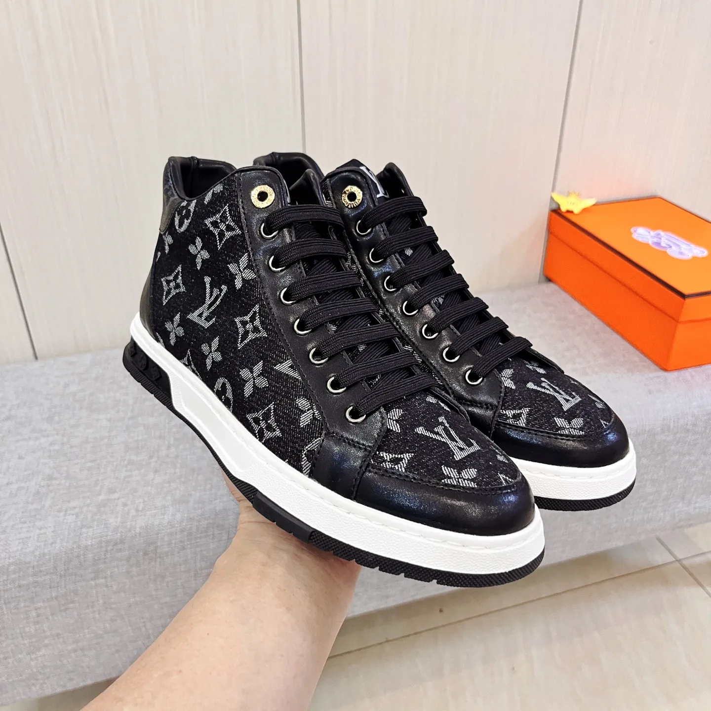 🚘🚘Factory batch 440💰👍[LV]🔥🔝Louis Vuitton, high-end men's shoe brand, official website 1:1 latest masterpiece: the upper is made of Italian official website original special technical cloth fabric 🔥Original comfortable and breathable lining ➕Original designated non-slip outsole 🔥Make walking more convenient and comfortable! An exclusive new model, a stunning work, a beautiful 1:1 replica [color] compared to the official quality! Create a fashionable personality to set off your uniqueness! A must-have for trendy men! 🔥, sizes: 38-44. color:.    2⃣️colors available🔥